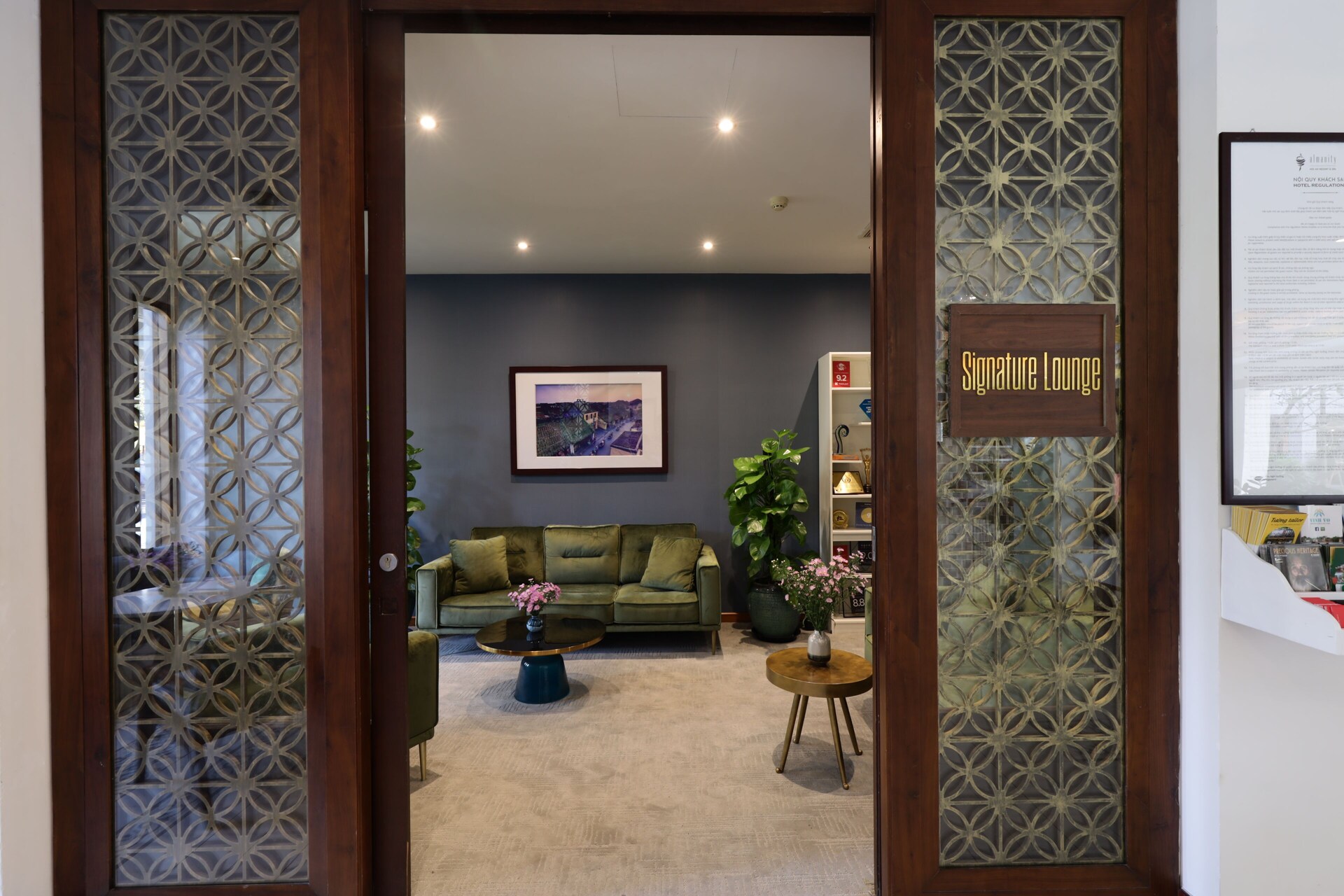 Junior suite workspace