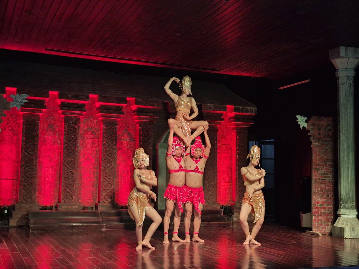 Thu Bồn River boat cruising at sunset