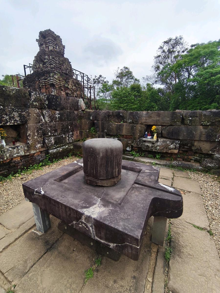 Guests boarding the Thu Bồn boat