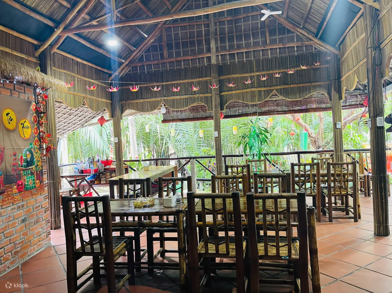 Green papaya salad being plated